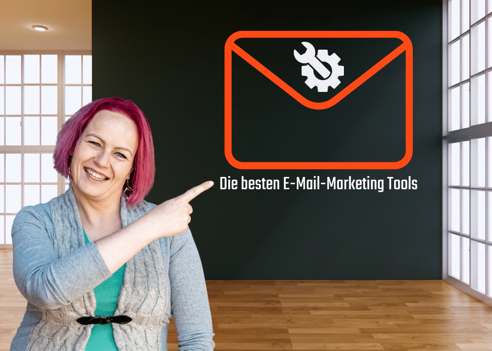 Katja zeigt auf eine große Wand mit einem E-Mail-Symbol und dem Schriftzug: Die besten E-Mail-Marketing Tools